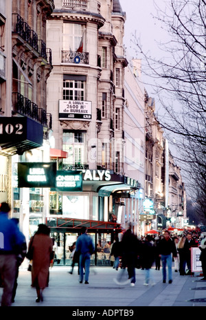 Parigi Francia, Shopping "Scena di strada' inverno la gente a piedi su 'Avenue du Champs Elysees' al crepuscolo Foto Stock