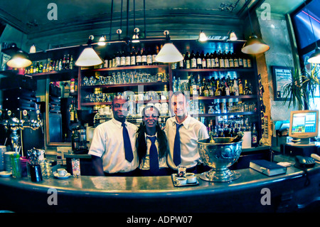 PARIGI Francia, cameriere maschili dietro il bar del ristorante Bistro francese, "le Grizzli" Café Portrait Pub, dipendenti che lavorano ritratti di piccole imprese Foto Stock