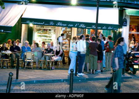 Parigi, Francia, grande folla di PERSONE in attesa IN fila, fuori dal Berthillon Ice Cream Store in 'Ile Saint Louis' 'le Flore en l'Ile' paris Street Foto Stock