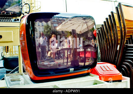 Parigi Francia, Old Objects in a Flea Market display on Reflection Old Television Set and Telephone Technology, Parisian 1960s, browsing vintage shop Foto Stock