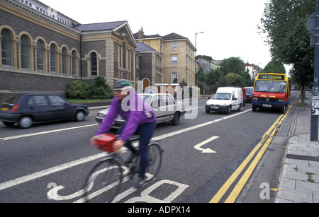 Ciclista in ciclo di bus lane in gloucester road Bristol Inghilterra Foto Stock