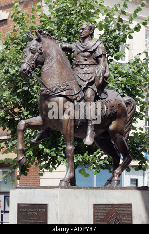 Statua di imperatore romano Marcus Cocceius Nerva Augusto in Southgate Street Gloucester Foto Stock