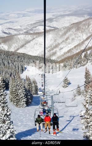 USA Vail Colorado Ski Resort sciatori trasportati su una seggiovia a Vail indietro bocce Foto Stock