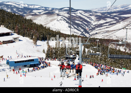 USA Vail Colorado Ski Resort sciatori trasportati su una seggiovia a Vail indietro bocce Foto Stock