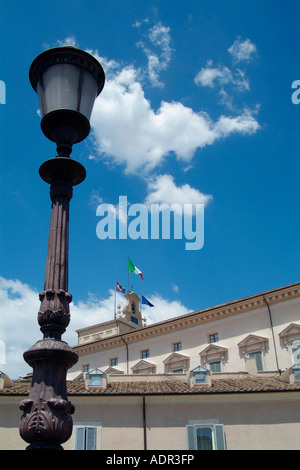 La torre del Palazzo del Quirinale con un giro di post in primo piano Foto Stock