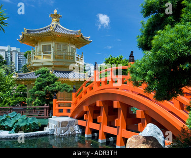 Il Padiglione Dorato e il ponte rosso di Nan Lian giardino accanto a Chi Lin Monastero di Hong Kong Foto Stock