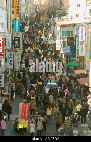 Folla giù famosa zona dello shopping di Insadong street Seoul Gyeonggi Do Corea del Sud Foto Stock