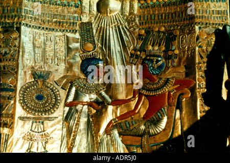 Tutankhamon Trono d'oro al Museo del Cairo raffigurante sua moglie e sua sorella Ankhsenamun che applicano unguento alla spalla del re Tutankhamon Cairo Egitto Foto Stock