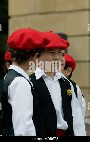 Giovani ragazzi basco indossa il red txapela durante il basco balli folk Plaza Arriaga Bilbao Pais Vasco Paese Basco in Spagna Foto Stock