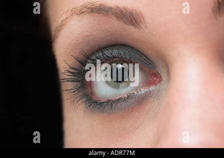 Extreme close up dei womans occhio con drammatica compongono Foto Stock