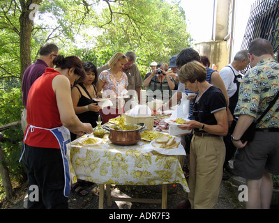 Gruppo di persone a buffet all'aperto nella tabella Release non disponibile Foto Stock