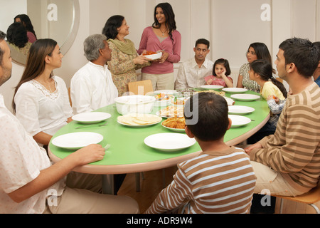 La grande famiglia al tavolo da pranzo Foto Stock