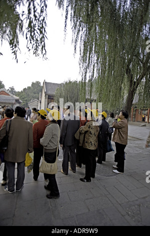 Cina Pechino cinese gruppo tour con abbinamento di berretti da baseball tours il Palazzo d'Estate a Pechino Foto Stock