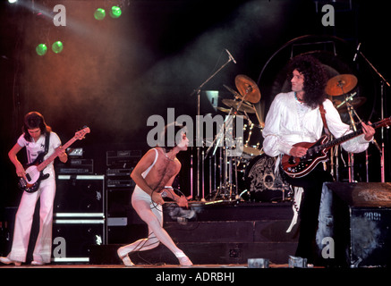 Regina - REGNO UNITO gruppo rock nel marzo 1977 con Brian May a destra e Freddie Mercury center Foto Stock