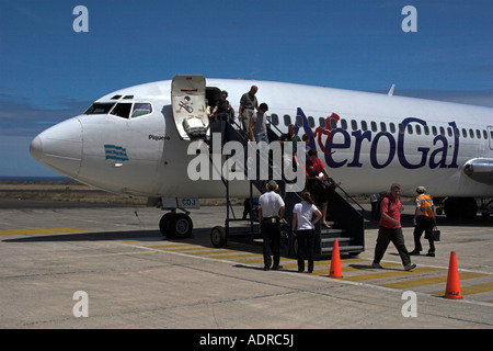 [Baltra Airport], [Baltra Island], [isole Galapagos], turisti in arrivo su Aerogal Boeing 727 piano, Ecuador, "Sud America" Foto Stock