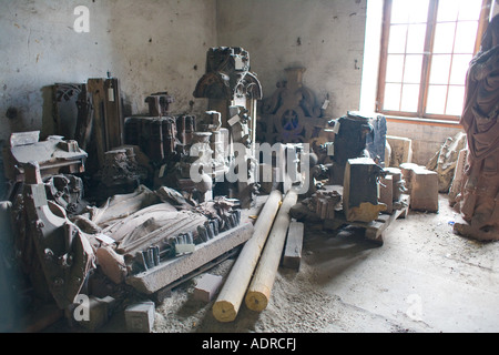 Le statue originali rimosse dalla cattedrale nel lapidarium all'interno di barrage Vauban dam, Strasburgo, Alsazia, Francia Foto Stock