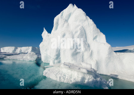 Piscina acqua di disgelo a base di iceberg con il crack nell'oceano mare di ghiaccio a base in primavera. Foto Stock