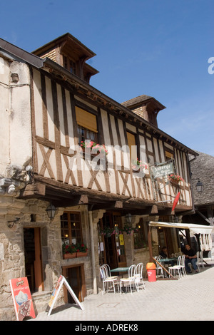 Metà edificio con travi di legno e il cafe' Auberge du centre Nolay Bordeaux Francia Foto Stock