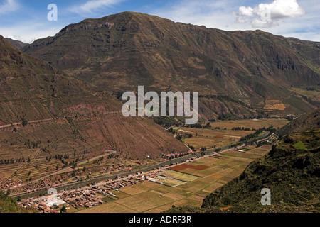 [Valle Sacra] o [Valle di Urubamba] da Pisac rovine, veduta aerea della catena montuosa delle Ande e il fiume Urubamba, Perù, "Sud America" Foto Stock