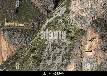 Rovine Inca sulla montagna Pinkuylluna, profilo intagliato di Dio Viracocha e granaio edificio, Ollantaytambo, Perù, "Sud America" Foto Stock