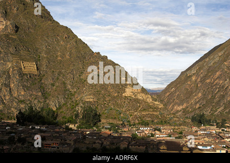 Il granaio di Inca rovine sulla montagna Pinkuylluna, città di Ollantaytambo, [Valle Sacra], Perù, montagne delle Ande, "Sud America" Foto Stock