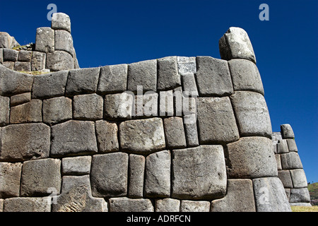Sacsayhuaman fortezza Inca rovine, pietre antiche pareti terrazza, Cusco (Cuzco, Perù, Ande, "Sud America" Foto Stock