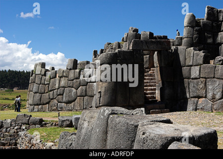 Sacsayhuaman fortezza Inca rovine, porta in pietra antica terrazza parete, Cusco (Cuzco, Perù, Ande, "Sud America" Foto Stock