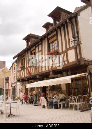 Metà edificio con travi di legno e il cafe Nolay Bordeaux Francia Foto Stock