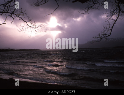 Serata di tempesta sul Loch Lomond visto dal Sallochy Bay Foto Stock