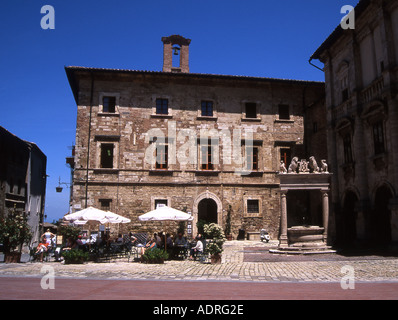 Il Palazzo del Capitano del Popolo confinante con la Piazza Grande di Montepulciano Toscana Foto Stock