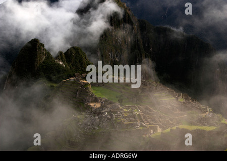 Machu Picchu, la Città perduta degli Incas, Perù, vista su antiche rovine Inca e montagne nella nube del mattino, Ande, "Sud America" Foto Stock