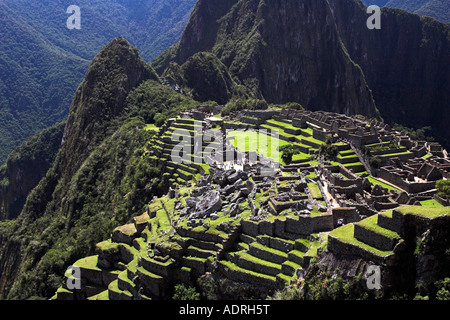Machu Picchu, Perù, paesaggio panoramico vista sulle antiche rovine Inca e agricola terrazze di montagna, Ande, "Sud America" Foto Stock