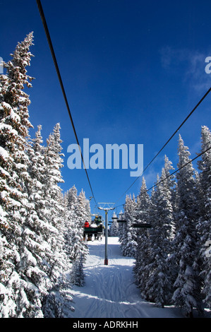 USA Vail Colorado Ski Resort sciatori trasportati su una seggiovia a Vail indietro bocce Foto Stock