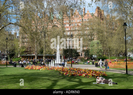 Fiori di Primavera, fontana e Hotel Russell. Russell Square, Bloomsbury, Londra, Inghilterra Foto Stock