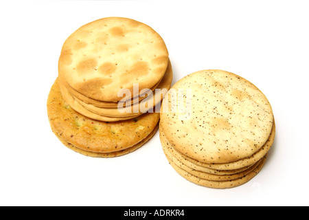 Biscotti di formaggio su una bianca di sfondo per studio. Foto Stock