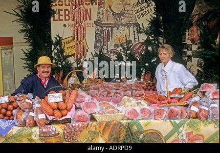 Stallo del mercato vendono la carne in un festival di strada Han-sur-Lesse Belgio Foto Stock