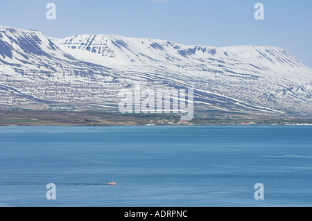 Piccola barca da pesca in Eyjafjordur vicino a Akureyri Islanda del Nord Europa UE Foto Stock