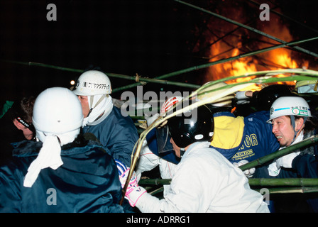 Bambù Takenouchi lotta Festival Prefettura di Akita Giappone Foto Stock