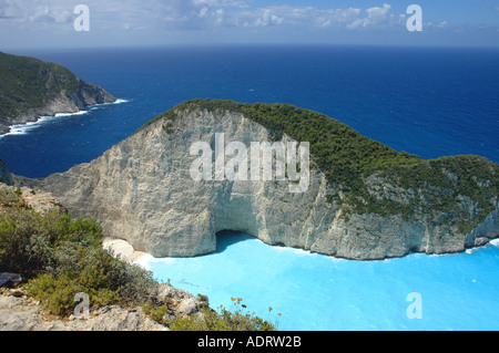 Guardando verso il basso al famoso naufragio sulla spiaggia di Zante Zacinto Foto Stock