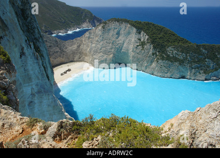 Guardando verso il basso al famoso naufragio sulla spiaggia di Zante Zacinto Foto Stock