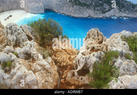 Guardando verso il basso al famoso naufragio sulla spiaggia di Zante Zacinto Foto Stock