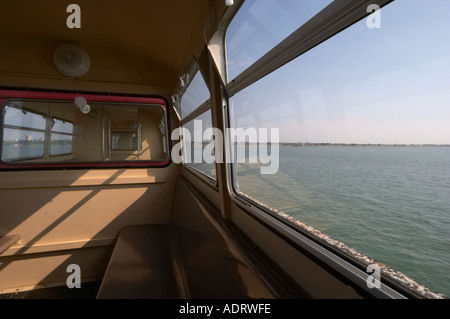 Vista estuario del Tamigi dal treno sul molo di Southend (più lungo molo di piacere nel mondo), Essex, Inghilterra Foto Stock
