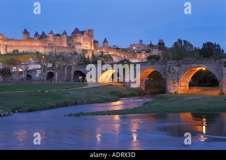 La cite medievale e il vecchio ponte sul fiume Aude al crepuscolo Carcassonne Languedoc Francia Foto Stock