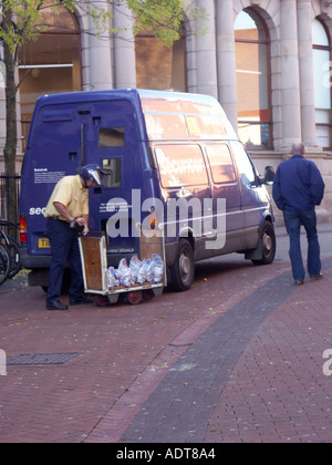 La raccolta di denaro da una banca Foto Stock