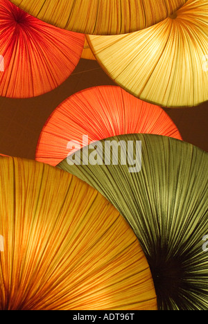 Luminose colorate back lit ombrelli orientali in un disegno artistico Foto Stock