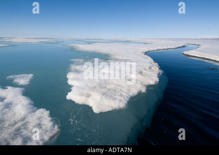 Incrinature e forma conduce nel mare di ghiaccio come la molla fuso/rottura procede. Acqua di fusione corre off in queste crepe o porta Foto Stock