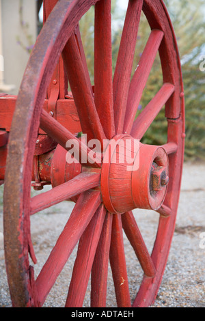 Ruota per carri rivestita in legno rossa utilizzata come decorazione Foto Stock