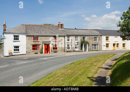 San Giusto in Roseland cottages accanto alla strada principale Foto Stock