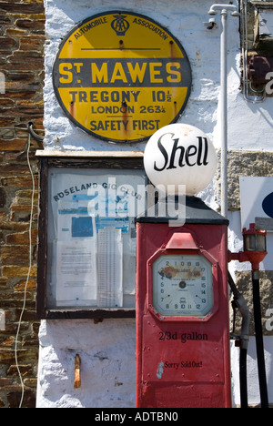 St Mawes storico vecchio Cornish stazione di rifornimento di benzina segno AA Shell pompa di benzina che mostra vecchio denaro scellino prezzo gallone Cornovaglia Inghilterra Regno Unito Foto Stock