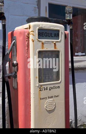 La stazione di rifornimento di benzina conserva ancora la vecchia pompa di benzina che mostra due scellini un centesimo prezzi al gallone e avviso esaurito a St Mawes Cornwall UK Foto Stock